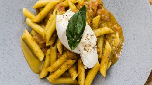 Pasta con pesto y burrata